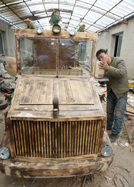 Κινέζος Ξυλουργός Liu Fulong Συναρμολογεί Σπιτικό Ηλεκτρικό Ξύλινο Θωρακισμένο Όχημα — Φωτογραφία Αρχείου