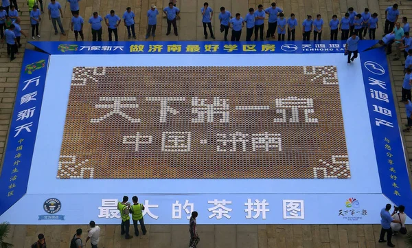 Anggota Staf China Membuat Mosaik Teh Terbesar Dunia Dengan Menuangkan — Stok Foto