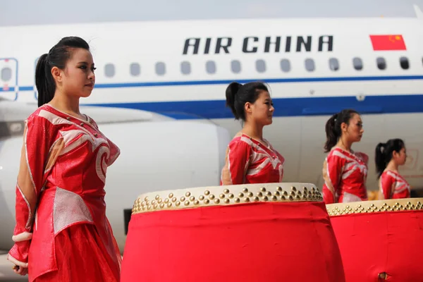 Animadores Chinos Posan Una Ceremonia Entrega Frente Avión 100Th Airbus — Foto de Stock