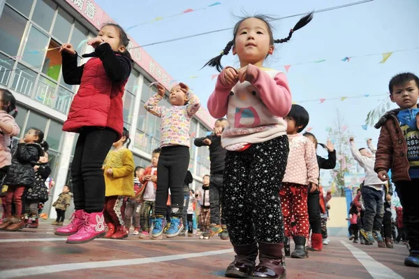 Молодые Китайские Дети Оставленные Родителями Мигрантами Делают Упражнения Детской Площадке — стоковое фото