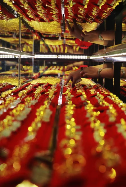 Empleado Chino Coloca Adornos Oro Mostrador Una Tienda Oro Ciudad — Foto de Stock