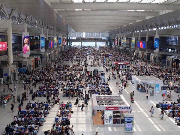 Passageiros Transferidos Aeroporto Internacional Hongqiao Devido Voos Atrasados Cancelados Aguardam — Fotografia de Stock