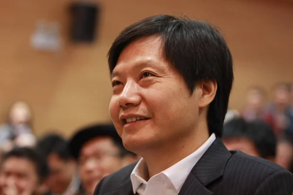 会長兼 Ceo Xiaomi 技術と Kingsoft 社の会長 2014 日中国中央部の湖北省武漢市の武漢大学の創立で笑顔 — ストック写真