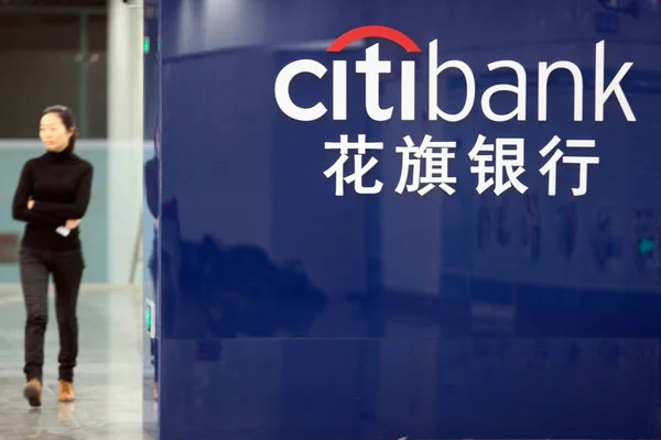 Una Mujer Pasa Por Delante Señalización Citibank Una Sucursal Citibank — Foto de Stock