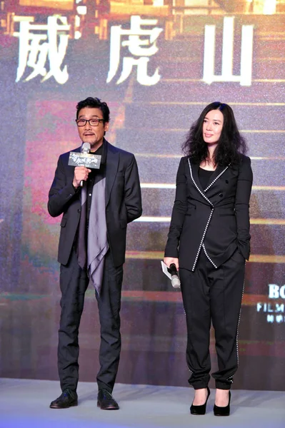 香港俳優レオン カーフェイ 左と中国の女優 ユナン 2014 日の新作映画 撮影の虎山 北京での記者会見に出席します — ストック写真
