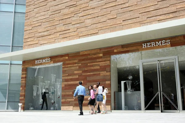 Pedestres Passam Por Uma Boutique Hermes Shopping Center Luxo Xangai — Fotografia de Stock