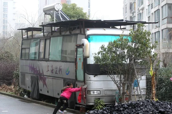 Sun Jies Hija Juega Lado Casa Autobús Convertido Con Energía — Foto de Stock