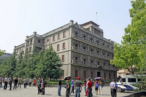 2012年7月11日 在中国中部江西省南昌市的Bayi广场上 人们可以看到游客 — 图库照片