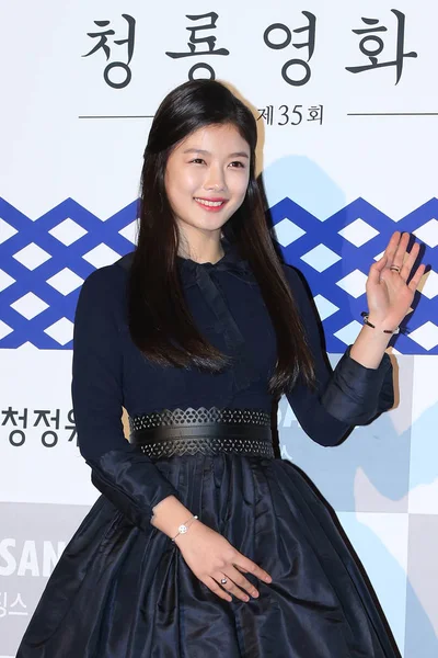 韓国女優ユ ムヒョン ポーズ レッド カーペット彼女が の青いドラゴン賞ソウル 南朝鮮のため到着した 2014 — ストック写真