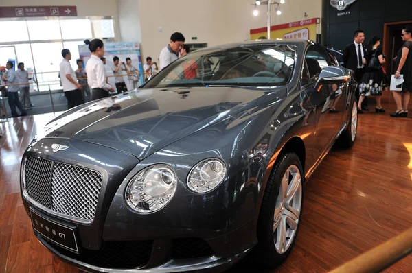 Compradores Carros Olham Para Bentley Continental Durante Show Automóveis Cidade — Fotografia de Stock