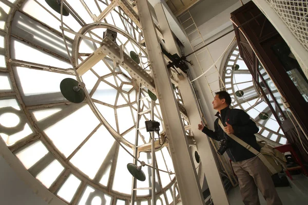 Visitante Mira Reloj Azotea Aduana Bund Shanghai China Octubre 2012 — Foto de Stock