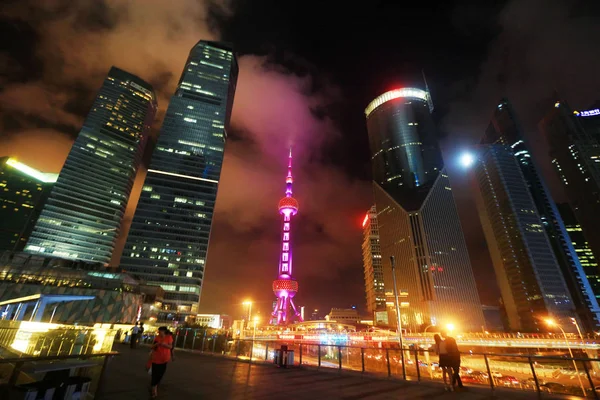 Vista Nocturna Oriental Pearl Tower Centro Otros Rascacielos Edificios Gran —  Fotos de Stock