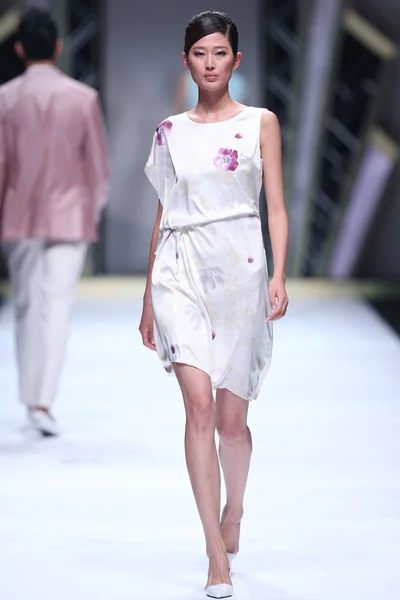 モデルは 2014 上海に上海ロンドンファッションウィークの春 2015 年の間に Prolivon のファッションショーで新しい創造を表示します — ストック写真