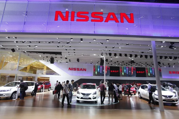 Látogatók Nézz Nissan Autók Kína Guangzhou Nemzetközi Autó Kiállítás Ismert — Stock Fotó