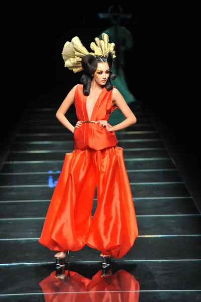 モデルは 2014 中国の北京で中国ロンドンファッションウィークの春 2015 Mgpin メイクアップのファッションショーで毛チュ グェピン デザイナーによって新しい創造を表示します — ストック写真