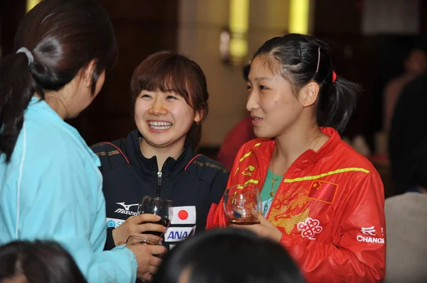 Звезда Японского Настольного Тенниса Фукухара Центре Разговаривает Своим Китайским Коллегой — стоковое фото
