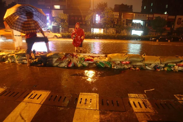 Dwie Osoby Chodzą Zalanych Uliczce Ciężkim Deszczu Uderza Hangzhou Wschodnia — Zdjęcie stockowe