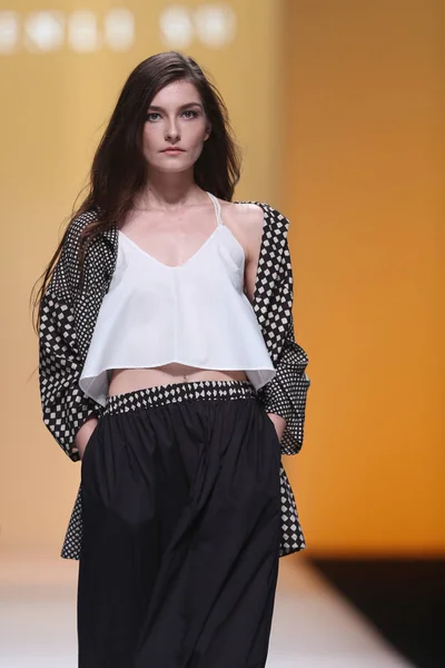 Model Wyświetla Nowe Stworzenie Renli Pokaz Mody Podczas Shanghai Fashion — Zdjęcie stockowe