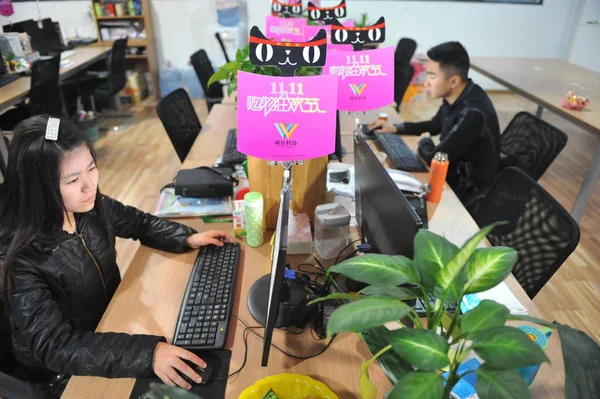 Китайские Сотрудники Заняты Онлайн Заказами Офисе Онлайн Продавца Время Шоппинга — стоковое фото