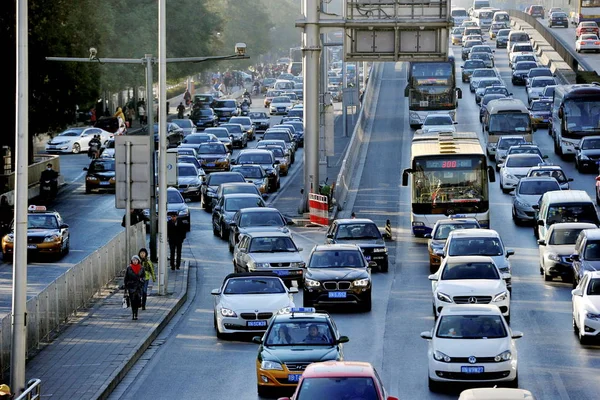 2014年11月13日 北京のラッシュアワーの間 道路の交通渋滞で大量の車両がゆっくりと移動します — ストック写真