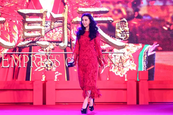 中国女優ファン ビンビン彼女の新しい ドラマ 北京で 中国の皇后 スクリーニングための記者会見中にステージ上を歩く 2014 — ストック写真