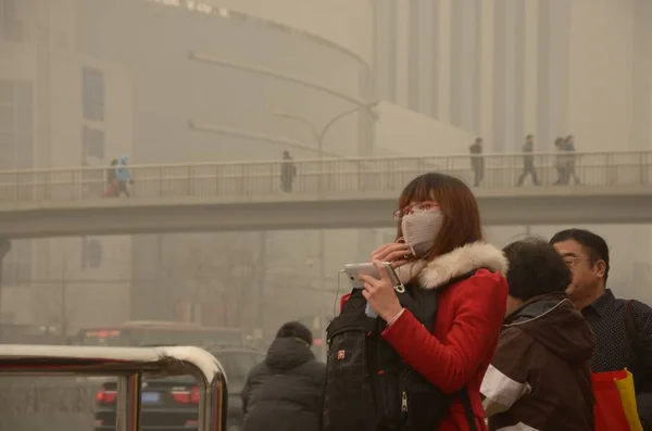 Chinesische Passagiere Von Denen Einige Gesichtsmasken Tragen Warten Bei Starkem — Stockfoto