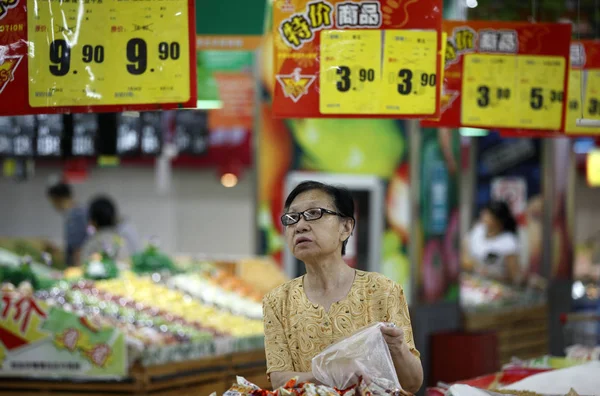 Huaibei 市のスーパーマーケットにある中国の顧客ショップ 東中国安徽州 8月9日2014 — ストック写真