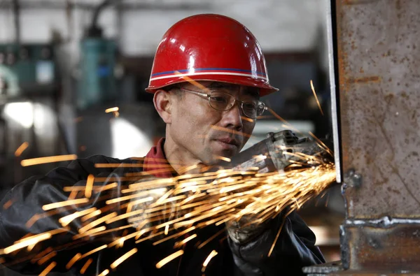 2014年12月1日 中国東部安寧省華北市の工場で 中国人労働者が鉄鋼製品を溶接する — ストック写真