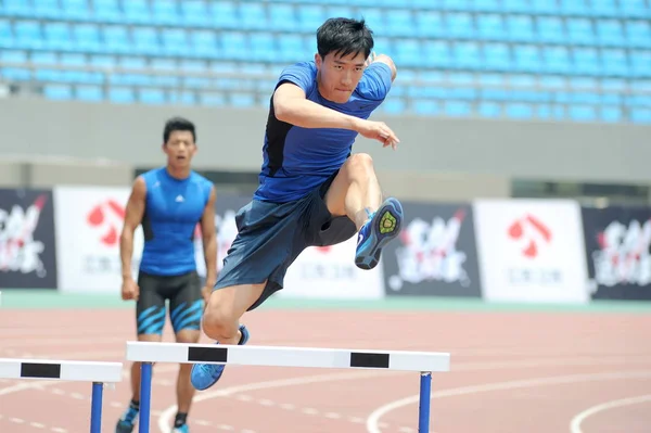 Estrela Chinesa Liu Xiang Frente Mostra Suas Habilidades Obstáculos Durante — Fotografia de Stock