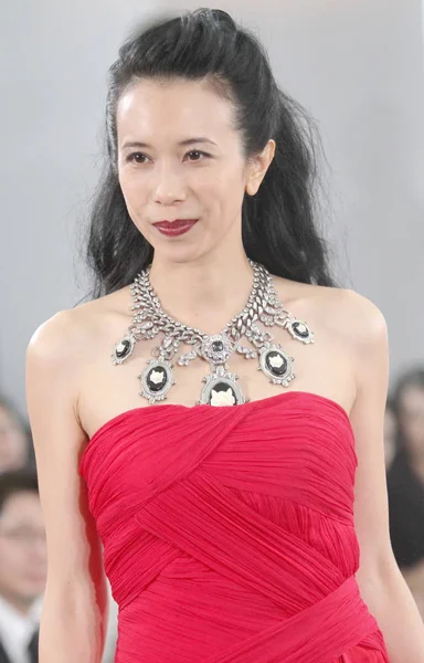 香港の歌手および女優カレン ファッションショーの実行中のポーズ 2014 世界宝石のファセットのスワロフ スキー 上海で 2014 — ストック写真