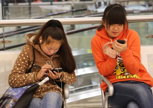 Young People Use Smartphones Shopping Mall Xuchang City Central Chinas — 스톡 사진