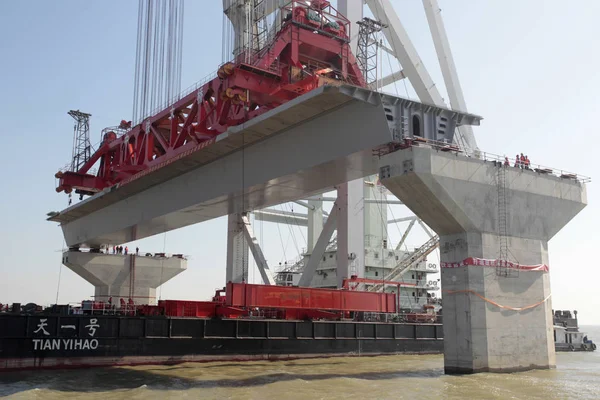 Está Colocando Una Viga Caja Los Muelles Del Puente Hong —  Fotos de Stock