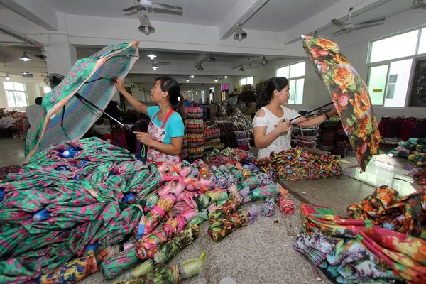 Dosya Kadın Çinli Işçiye Şemsiye Jinjiang City Güneydoğu Chinas Fujian — Stok fotoğraf
