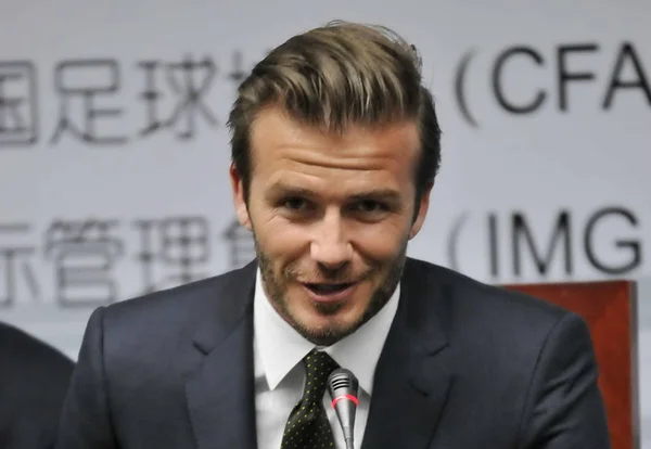 Der Englische Fußball Superstar David Beckham Lächelt Während Einer Pressekonferenz — Stockfoto