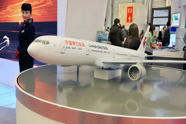 File Uma Anfitriã Aérea Posa Com Avião Modelo China Eastern — Fotografia de Stock