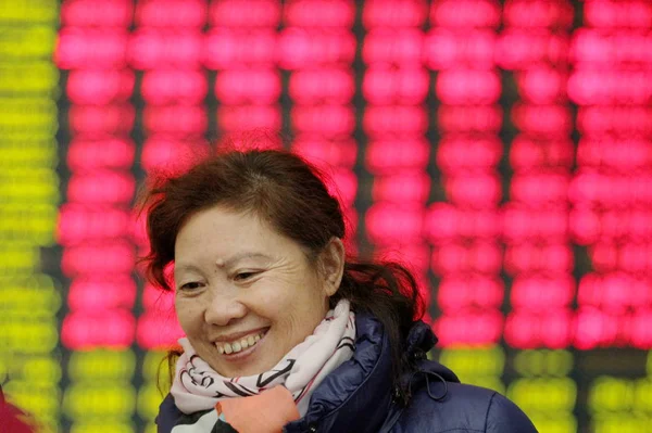 Китайський Інвесторів Посміхається Вона Дивиться Ціни Акцій Червоний Зростання Цін — стокове фото
