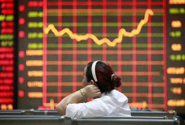 中国の投資家は Huaibei 東中国安徽州の株式仲買の家で株式の価格を見て 価格上昇のための赤 価格下落のためのグリーン 月2013 — ストック写真