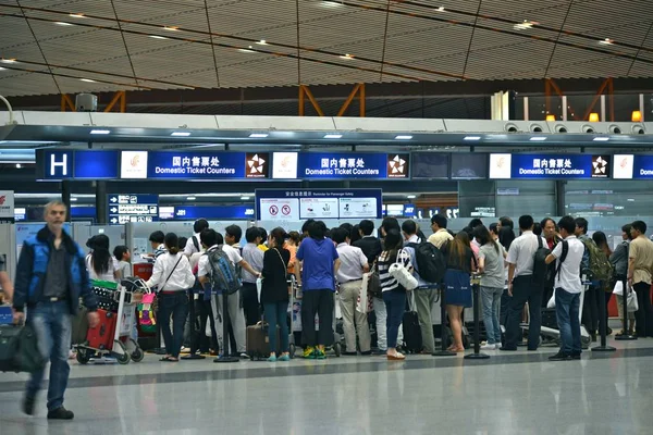 Los Pasajeros Hacen Cola Para Registrarse Los Mostradores Facturación Aeropuerto — Foto de Stock