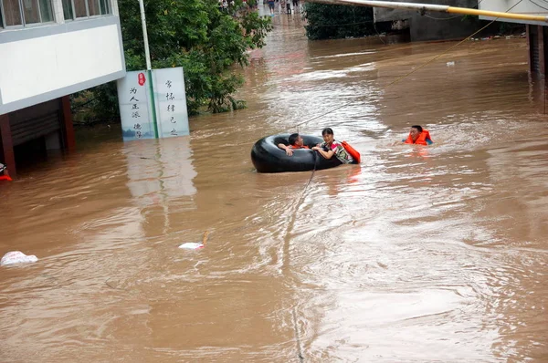 Китайский Спасатель Эвакуирует Женщину Автомобильных Шинах Наводнениях Вызванных Ливнями Городе — стоковое фото