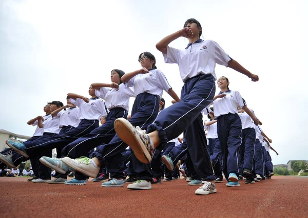 Chinesische Studenten Üben Das Marschieren Auf Dem Spielplatz Während Eines — Stockfoto