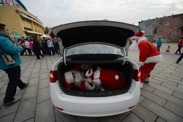 2014年12月18日 在中国中部的湖南省长沙市 一个圣诞老人把自己塞进汽车后备箱 庆祝即将到来的圣诞节 — 图库照片