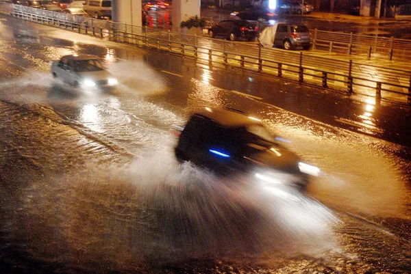 Autók Utazik Egy Elárasztott Úton Heves Eső Okozta Typhoon Soulik — Stock Fotó