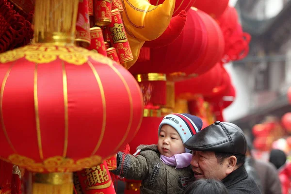 Yaşlı Bir Adam Torunu Şubat Şanghay Bir Pazarda Çin Fenerleri — Stok fotoğraf