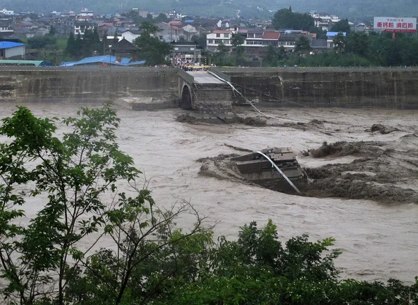 Floodwater Spowodowane Przez Ciężki Deszcz Przechodzi Przez Upadł Most Zalane — Zdjęcie stockowe