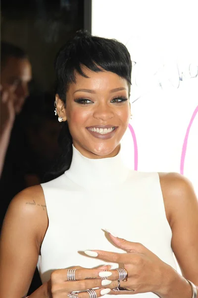 Chanteuse Barbadienne Rihanna Sourit Lors Une Cérémonie Ouverture Nouveau Magasin — Photo