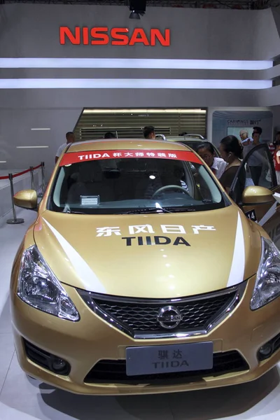 Látogatók Nézd Meg Vagy Próbálja Nissan Tiida Dongfeng Nissan Közös — Stock Fotó