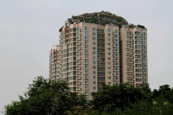 Жилой Дом Который Профессор Построил Крыше Изображен Пекине Китай Августа — стоковое фото
