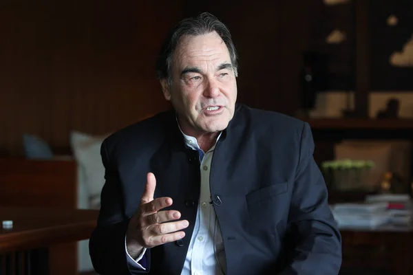 Director Estadounidense Oliver Stone Responde Una Pregunta Durante Una Entrevista — Foto de Stock