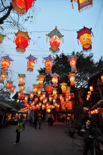 Turistas Caminham Sob Lanternas Vermelhas Alinhados Longo Jinli Ancient Street — Fotografia de Stock