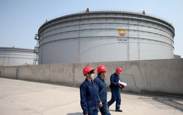 中国の検査官は 2012年3月28日 中国天津のペトロチャイナの親会社であるCnpc 中国国家石油公社 のダガン商業石油予備基地で過去の原油タンクをパトロールします — ストック写真